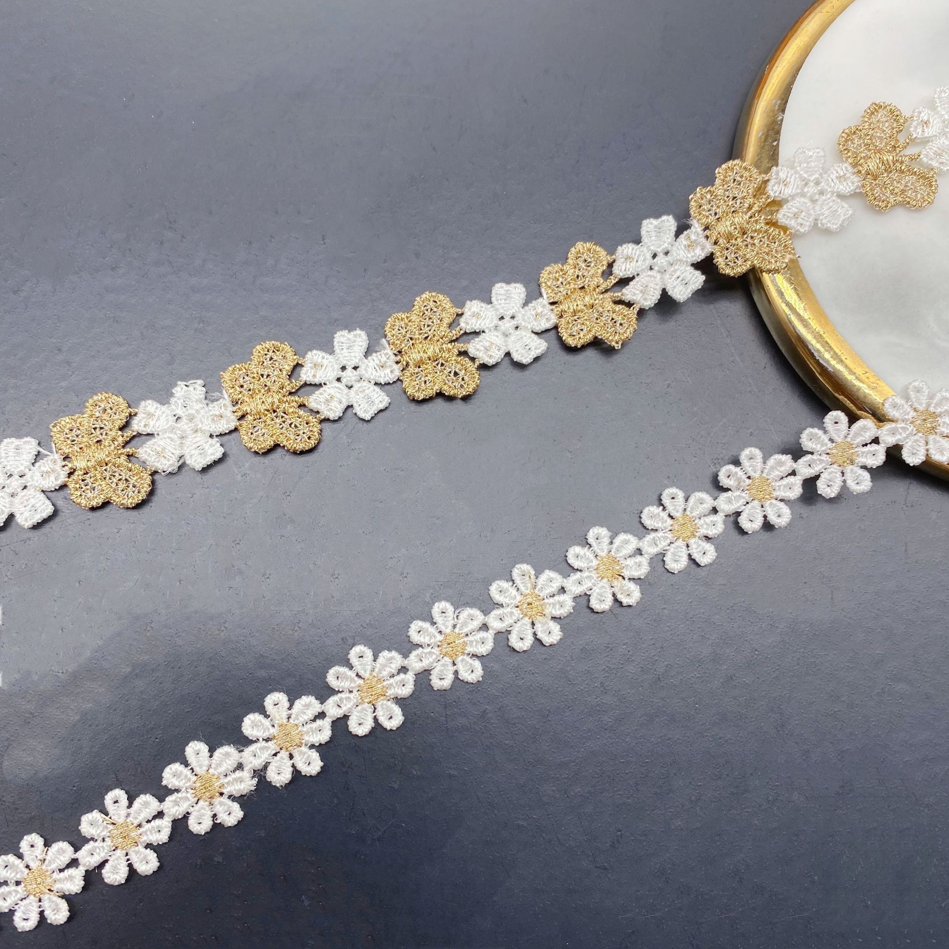 Embroidery Daisy - Hollow Embroidery Two-color Small Daisy Flower