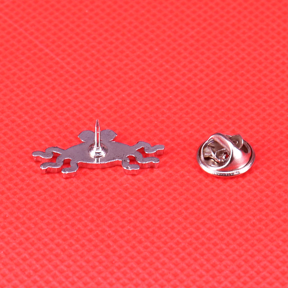 Flying Spaghetti  enamel pin F - Embroidery Initials reseña y precio