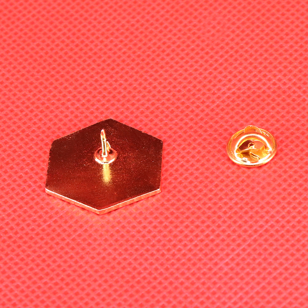Twenty-sided Die enamel pin D2 - Embroidery Initials reseña y precio