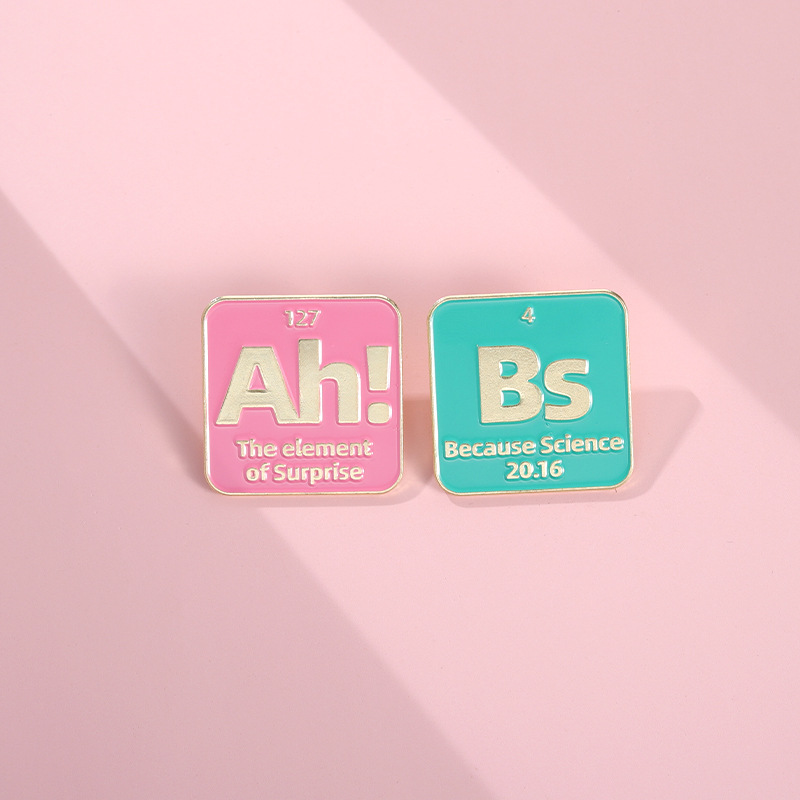 Hello Letter Enamel Brooch Anx - Embroidery Initials reseña y precio