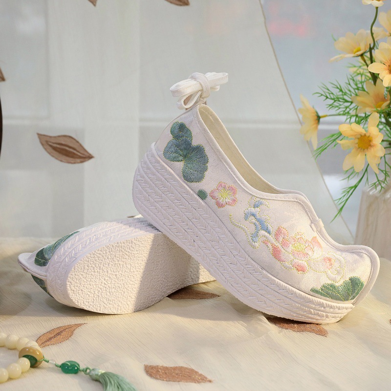 2026 Women's White Lotus Embro - Embroidery Style reseña y precio