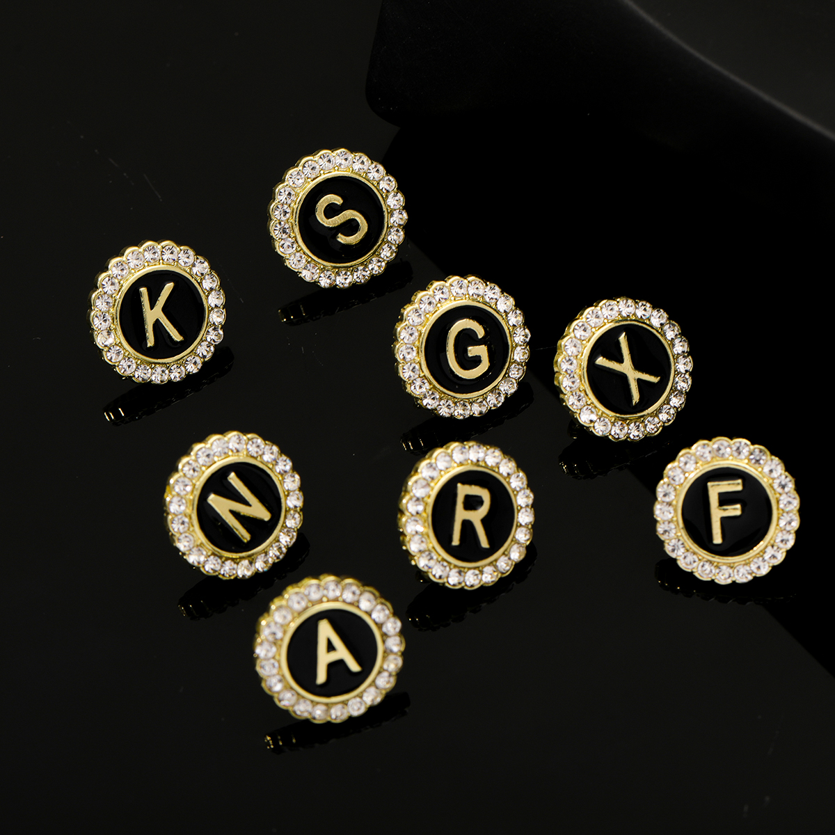 Shiny 26 Alphabet Crystal Roun - Embroidery Initials reseña y precio